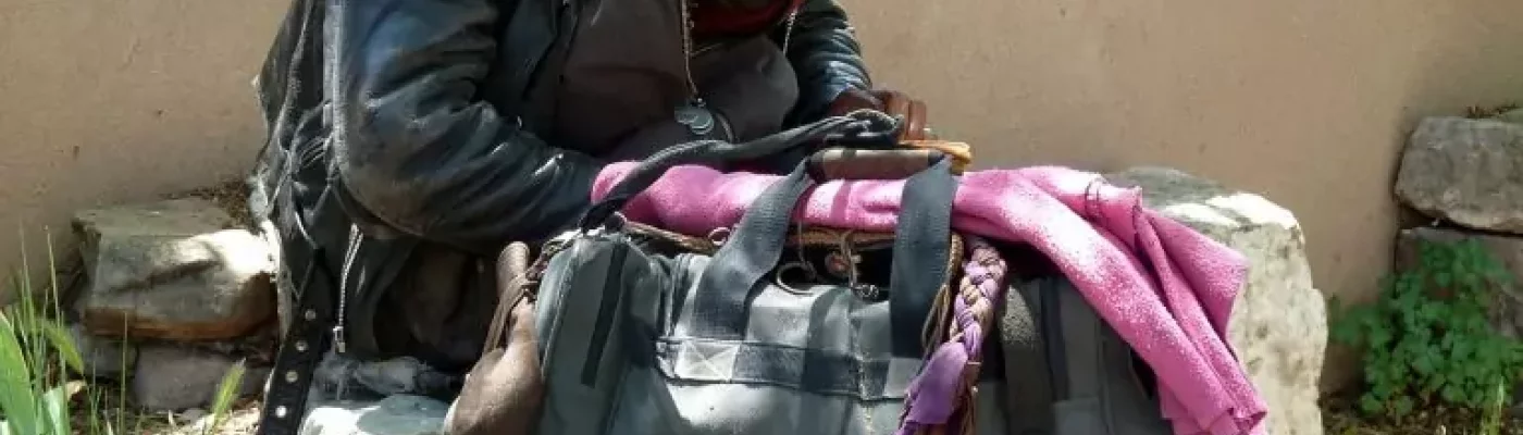 Ein Mensch, der aus einer einengenden Situation heraustritt, Symbolbild für den Weg aus der gelernten Hilflosigkeit